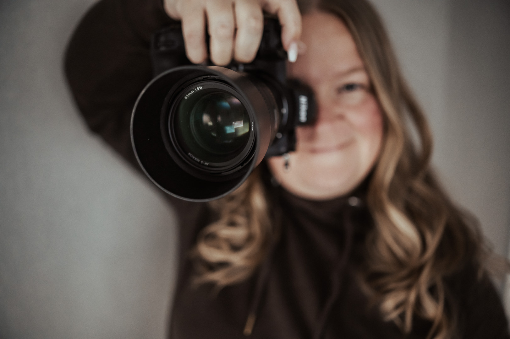 Läs mer om artikeln Måste en bröllopsfotograf ”kosta skjortan”?